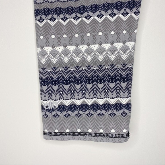 Alo Yoga Airbrush Capri Arctic Natural 3/4 Length Leggings Workout Size Small - Picture 5 of 10